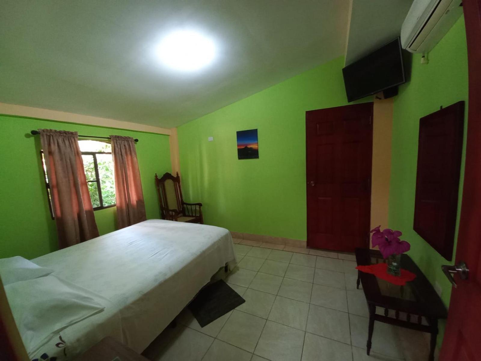 Hostal San Antonio León Екстериор снимка