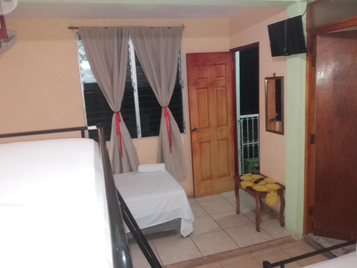 Hostal San Antonio León Екстериор снимка